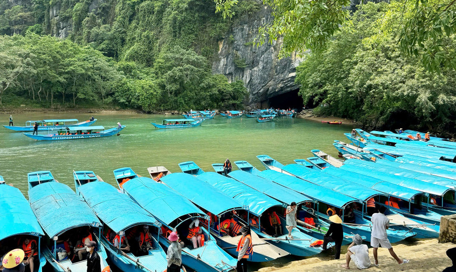 Động Phong Nha tấp nập thuyền chở khách du lịch ra vào. 7.jpg