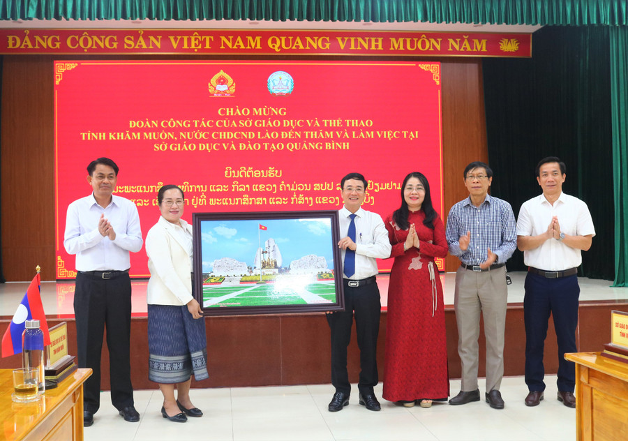 Sở GD&ĐT Quảng Bình tặng quà lưu niệm cho đoàn đại biểu Sở Giáo dục và Thể thao tỉnh Khăm Muồn. 5.jpg