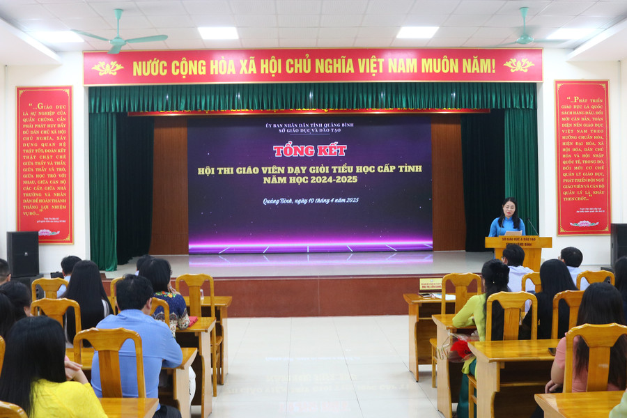 Phó Giám đốc Sở GD&ĐT Quảng Bình Mai Thị Liên Giang chúc mừng kết quả thầy cô đạt được. img-0605.jpg