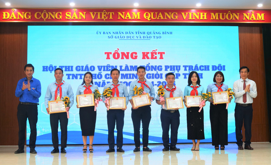 Ban tổ chức trao giải Khuyến khích trong Hội thi. anh.jpg