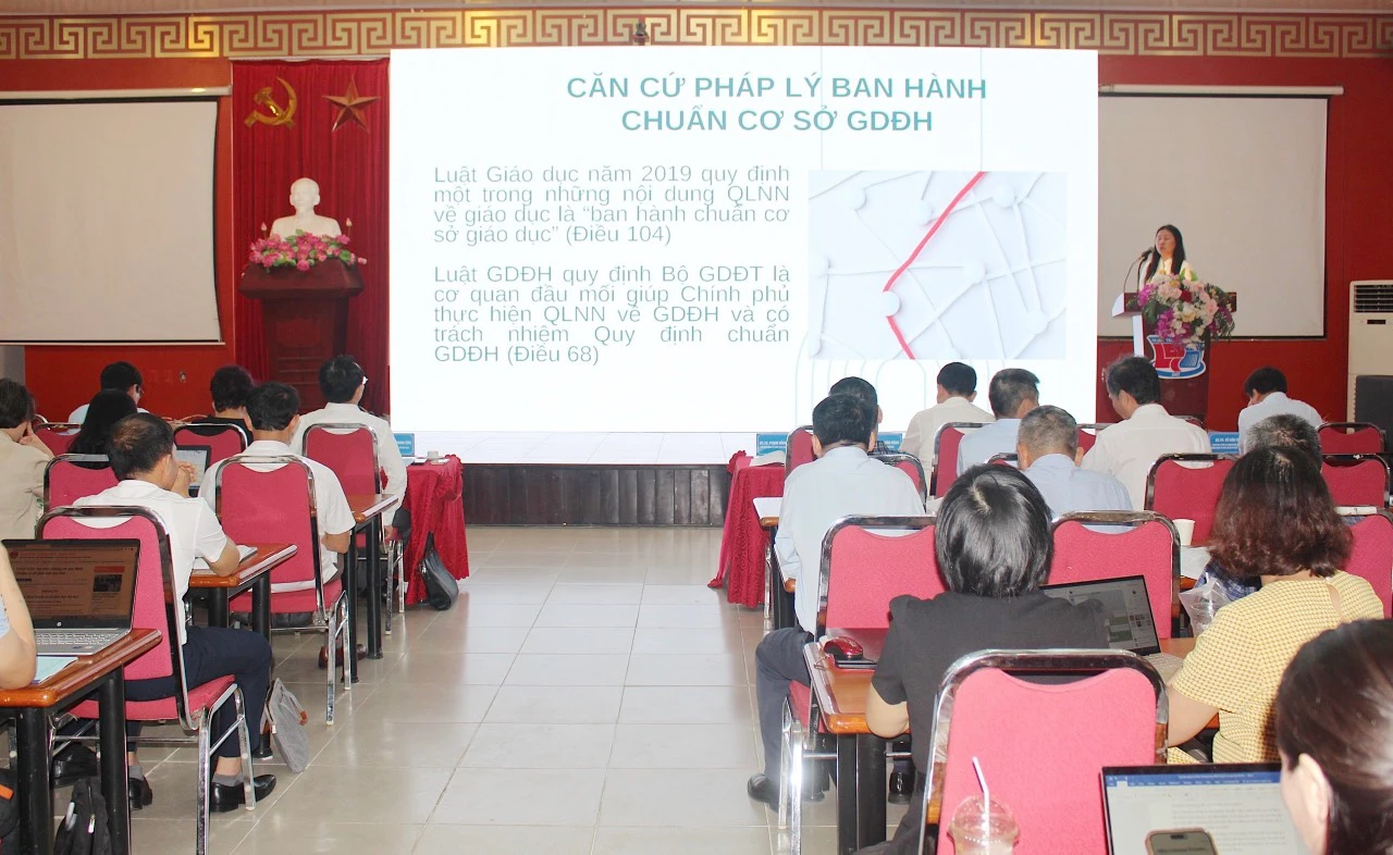 Bà Nguyễn Thị Thu Thuỷ, Phó Vụ trưởng Vụ Giáo dục học trình bày điểm chính của Dự thảo.