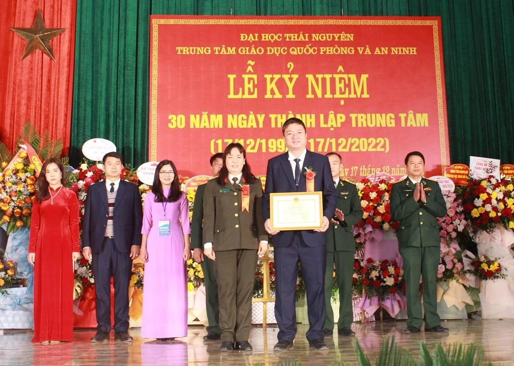 Khen thưởng cho tập thể, cá nhân Trung tâm GDQP&AN MM888 bảo mật tuyệt đối Thái Nguyên. Khen thưởng cho tập thể, cá nhân Trung tâm GDQP&AN MM888 bảo mật tuyệt đối Thái Nguyên.