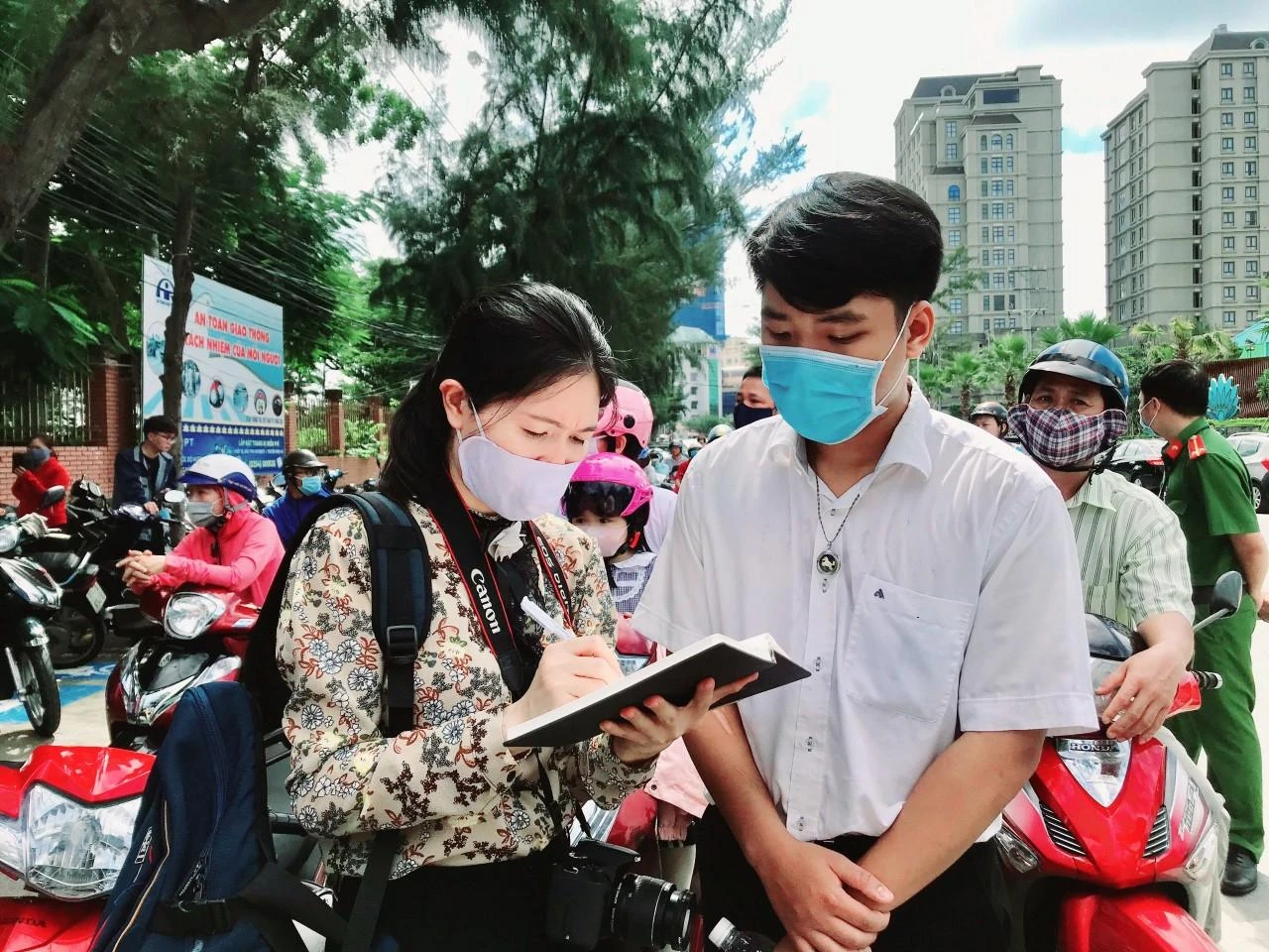 Nhà báo Khánh Chi tác nghiệp tại loạt bài “Bất cập trong Đăng Ký MM88.COM Ngay +88K lớp 6 nguồn” (ảnh Khánh Chi). Nhà báo Khánh Chi tác nghiệp tại loạt bài “Bất cập trong Đăng Ký MM88.COM Ngay +88K lớp 6 nguồn” (ảnh Khánh Chi).