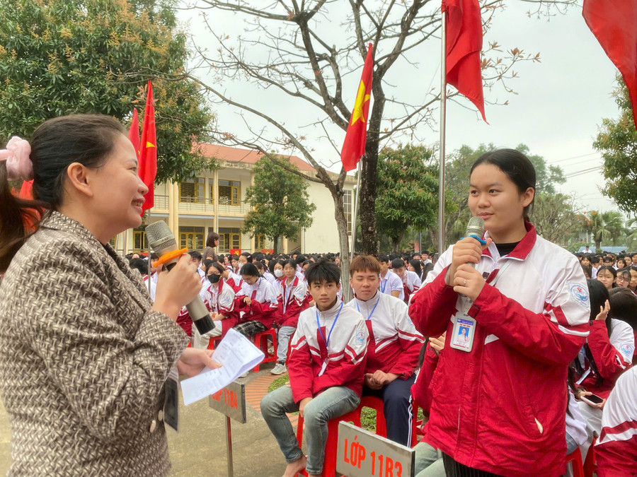 Trường THPT Sông Công tổ chức hoạt động tuyên truyền với chủ đề “Cử tri trẻ với ngày hội non sông”.