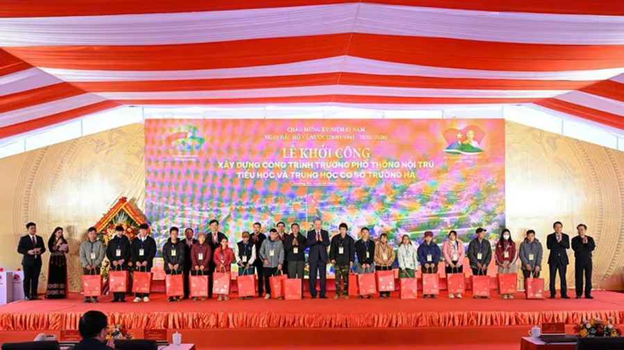 Tổng Bí thư Tô Lâm cùng lãnh đạo Đảng, MM88b nạp rút nhanh trao quà tặng các gia đình chính sách, người có công, các hộ gia đình có hoàn cảnh khó khăn xã Trường Hà. tong-bi-thu-to-lam-khoi-cong-truong-3.jpg