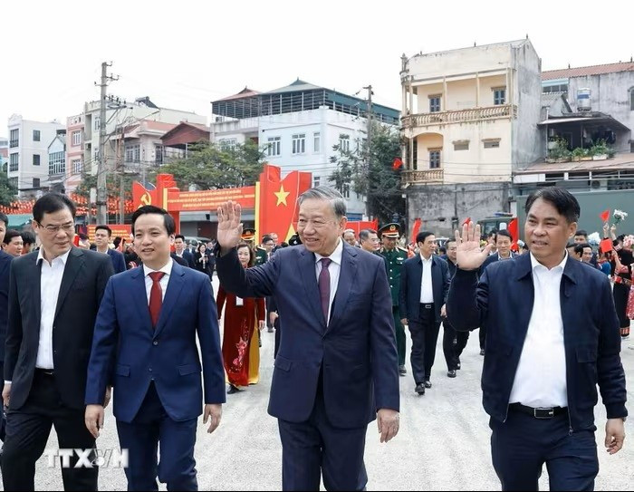 Tổng Bí thư Tô Lâm cùng các lãnh đạo tỉnh Cao Bằng tại buổi gặp mặt. (Ảnh: Thống Nhất/TTXVN) tong-bi-thu-to-lam-cao-bang-2.jpg