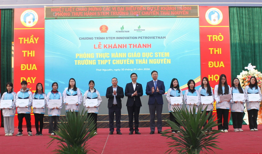 Lãnh đạo Tập đoàn Công nghiệp - Năng lượng Quốc gia Việt Nam, Sở GD&ĐT Thái Nguyên trao tặng 1MM88.com Trang Chủ Chính Thức cho MM886 slot game, bắn cá, lô đề, đá gà đạt thành tích cao, MM886 slot game, bắn cá, lô đề, đá gà có hoàn cảnh khó khăn. 3.jpg