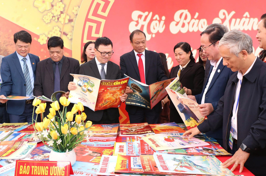 Các đại biểu tham quan Hội Báo Xuân. ba-be-1.jpg