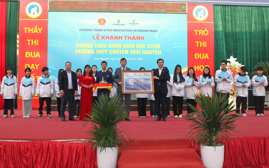 Lãnh đạo Tập đoàn Công nghiệp - Năng lượng Quốc gia Việt Nam tặng quà thầy và trò Trường THPT Chuyên Thái Nguyên. 2.jpg