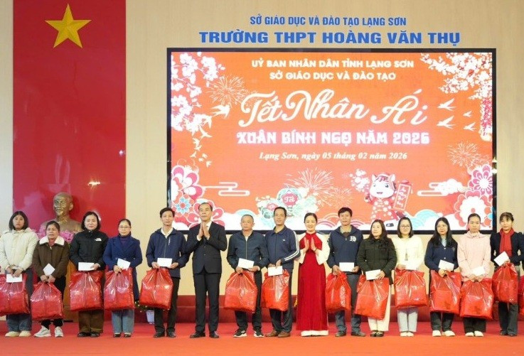 Lãnh đạo Sở GD&ĐT Lạng Sơn trao tặng quà Tết cho Trung Tâm Đăng Nhập MM88 Chính Thức Mới, nhân viên.