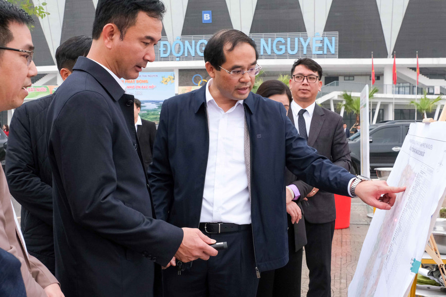 Bí thư Tỉnh ủy Thái Nguyên Trịnh Xuân Trường kiểm tra tiến độ Dự án sân vận động Thái Nguyên và các dự án liên quan. thai-nguyen-trong-cay-3.jpg