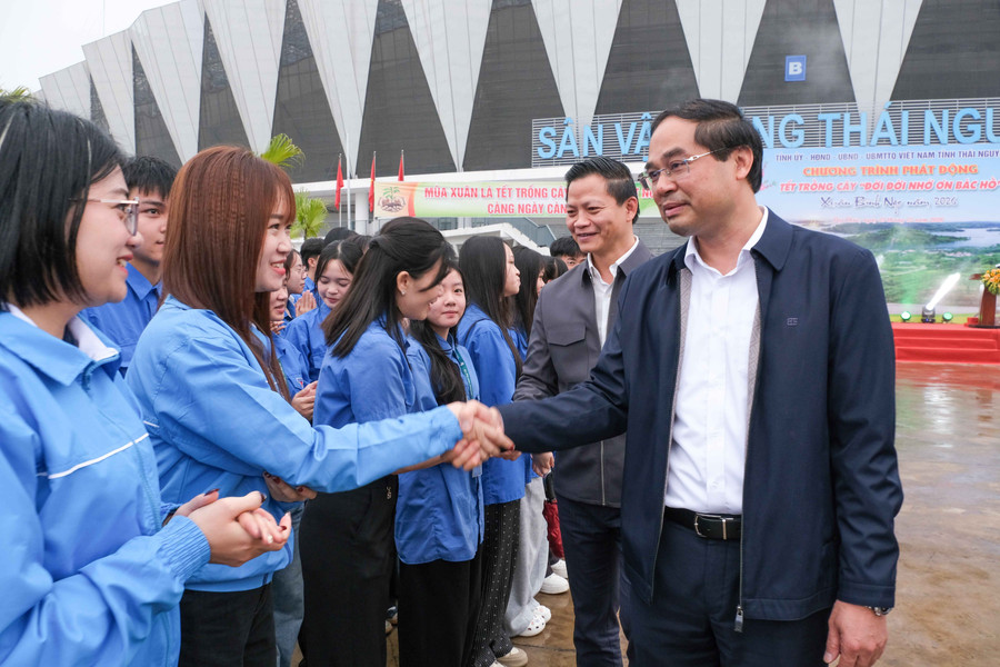 Bí thư Tỉnh ủy Thái Nguyên Trịnh Xuân Trường, Chủ tịch UBND tỉnh Thái Nguyên Vương Quốc Tuấn chúc Tết, hỏi thăm các thanh niên tình nguyện. thai-nguyen-trong-cay-2.jpg