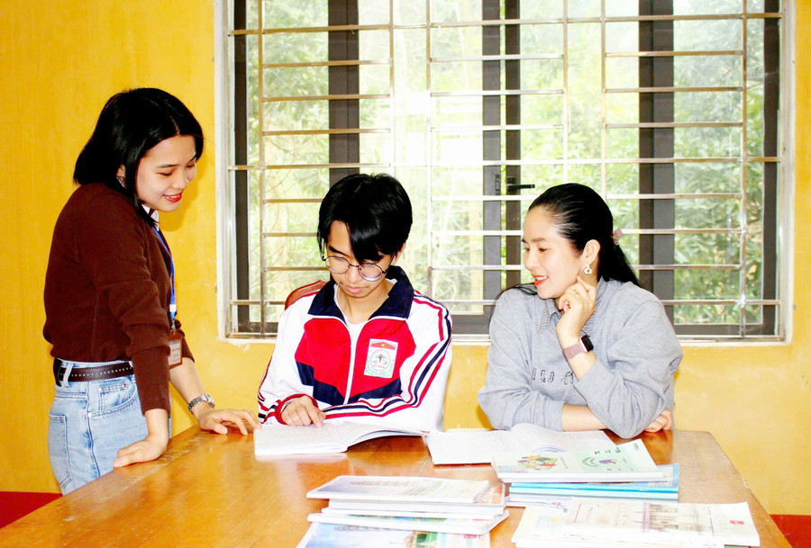 Các cô giáo Tiếng Anh của MM88b nhà cái tận tình hướng dẫn, ôn tập, giúp Nam phát huy năng lực. 3bba6078e0746e2a3765.jpg