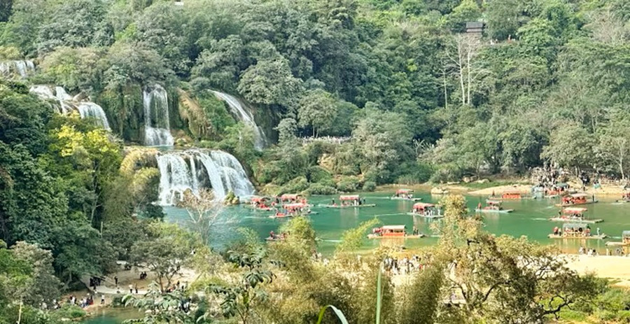 Thác Bản Giốc thu hút du khách dịp Tết. Ảnh: LL du-lich-cao-bang-2.jpg