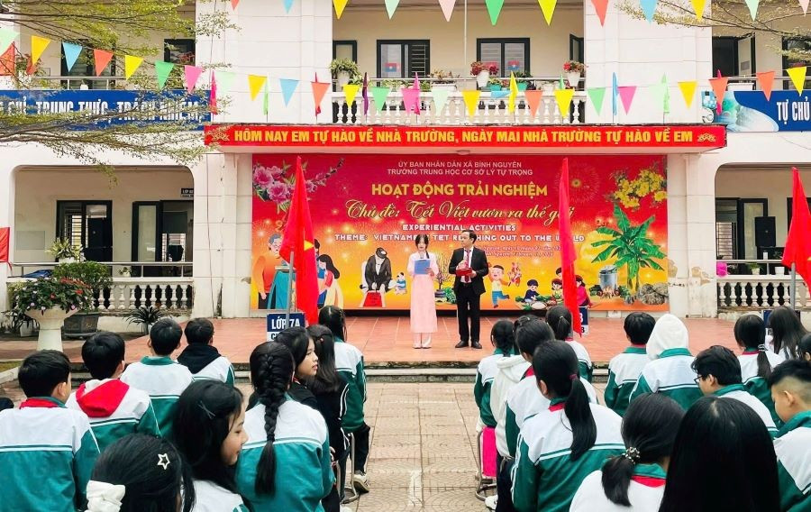 Hoạt động trải nghiệm với chủ đề “Tết Việt vươn ra thế giới” tại trường THCS Lý Tự Trọng. z7522835679982-6329de4e5183d961a61eb04501aa9ec1.jpg