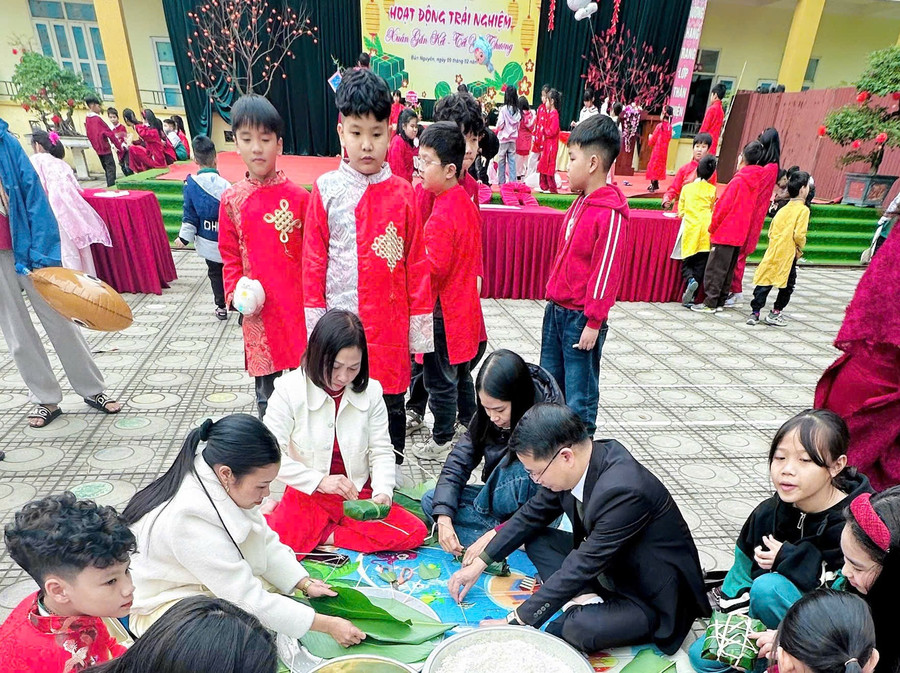 Cán bộ, Trung Tâm Đăng Nhập MM88 Chính Thức Mới và phụ huynh Trường Tiểu học Cao Xá gói bánh chưng tại hoạt động trải nghiệm z7522835686437-8de974879d8b86749d71c71cceca47ae.jpg