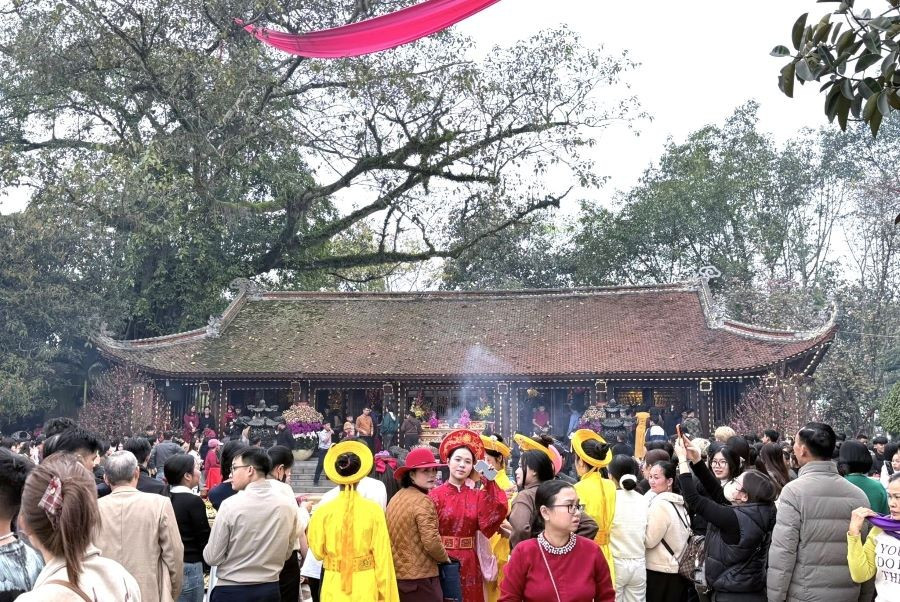 Trước ngày chính lễ, dòng người tấp nập trẩy hội, thành kính dâng hương tưởng nhớ Tổ Mẫu Âu Cơ. 636839008-1518389626960360-8682454262408123064-n.jpg