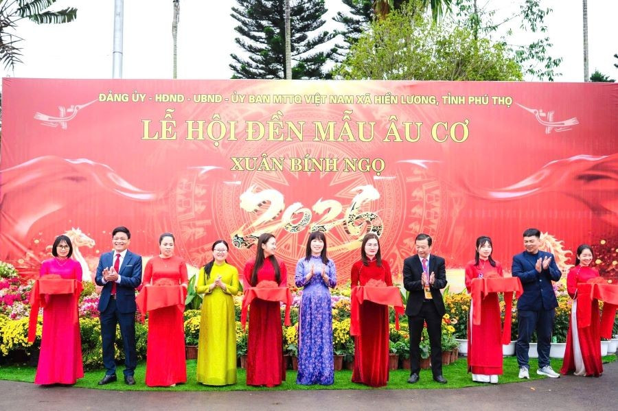 Các đại biểu cắt băng khai mạc Ngày hội Sách Xuân Bính Ngọ 2026. 1-8436.jpg