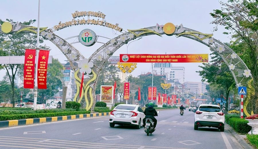 Phường Vĩnh Phúc khoác lên mình diện mạo tươi mới, rực rỡ sắc cờ hoa, pano, áp phích tuyên truyền trên khắp các tuyến đường, khu dân cư, cơ quan, đơn vị.