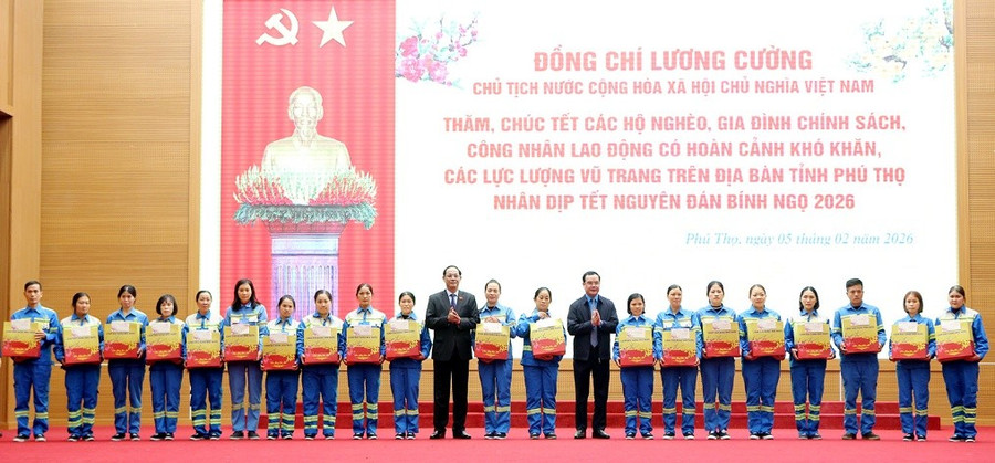 Ông Trần Quang Phương, Phó Chủ tịch Quốc hội và ông Nguyễn Đình Khang, Chủ tịch Tổng Liên đoàn Lao động Việt Nam trao quà tặng công nhân lao động có hoàn cảnh khó khăn trên địa bàn tỉnh Phú Thọ 2.jpg