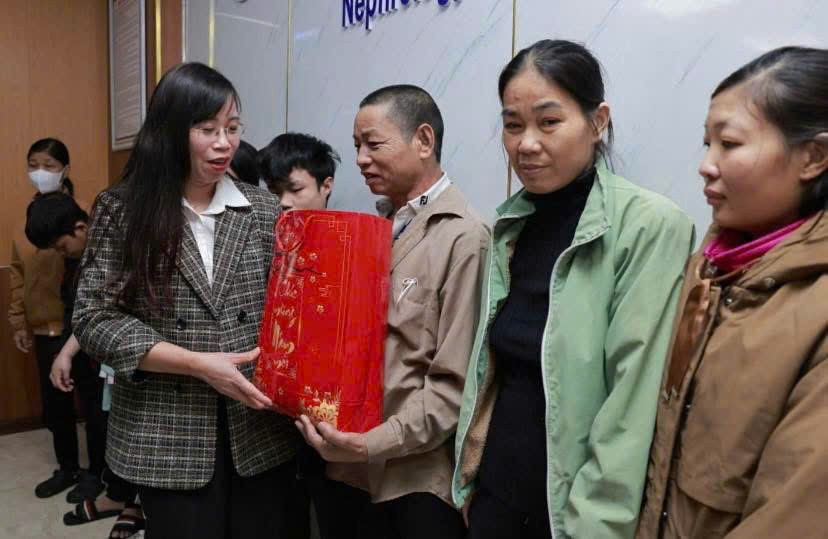 Bà Triệu Thị Thanh Bình, Phó Chủ tịch Thường trực Hội Nhà báo tỉnh Phú Thọ trao quà Tết cho các bệnh nhân đang chạy thận tại Bệnh viện đa khoa Phú Thọ. z7503941331521-311ae57015be21b7731482a6c40ec110.jpg
