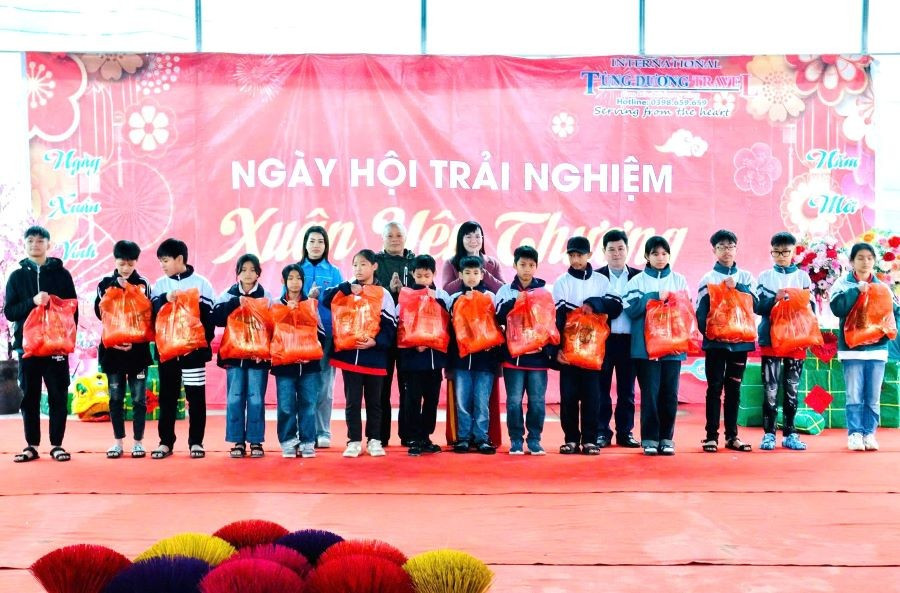 Ban giám hiệu Trường THCS Vĩnh Lại và Hội PHHS MM88b nhà cái cùng đại diện Đoàn Thanh niên xã Bản Nguyên trao quà tết cho MM886 slot game, bắn cá, lô đề, đá gà có hoàn cảnh khó khăn. thcs-vinh-lai.jpg