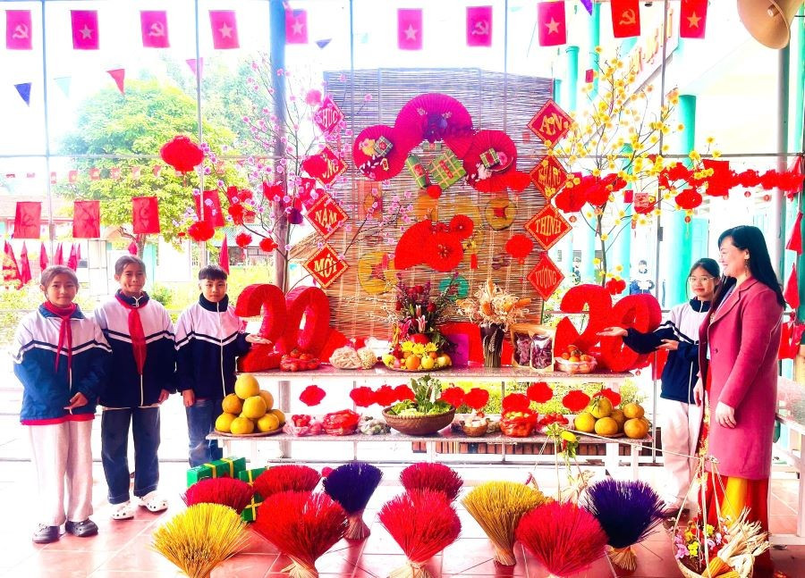 Bà Hồ Thị Lệ - Hiệu trưởng Trường THCS Vĩnh Lại (thứ nhất bên phải) thăm gian hàng tết tại Hội chợ xuân các lớp. thcs-vinh-lai-2.jpg