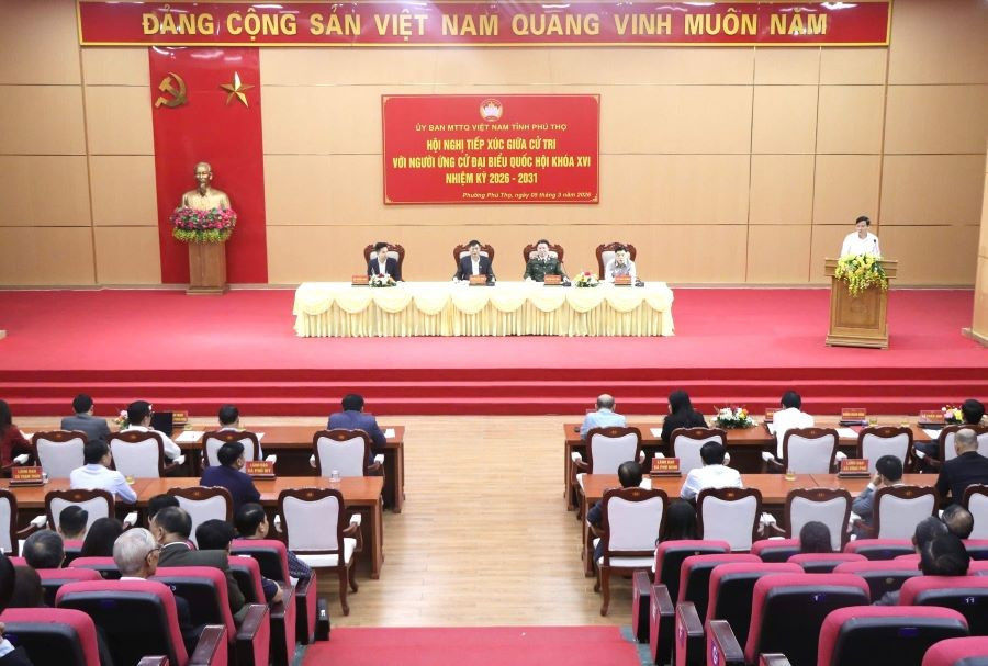 Hội nghị tiếp xúc giữa cử tri với người ứng cử Đại biểu Quốc hội khóa XVI tại phường Phú Thọ. (Ảnh: Trường Quân) 3.jpg