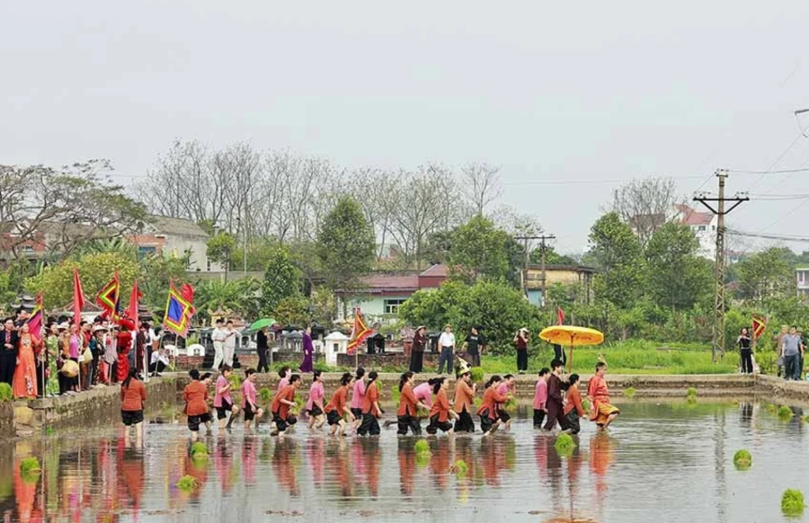 Nghi thức Vua Hùng dạy dân cấy lúa được tổ chức trang nghiêm. a.png