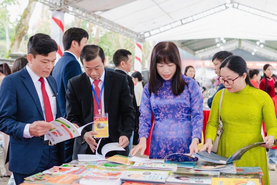 Các đại biểu tham quan các gian trưng bày sách. 641313759-1478616634273720-3169138914212693081-n.jpg