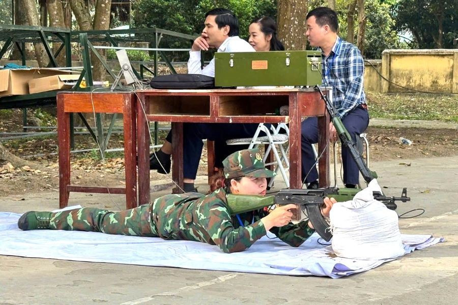 Trung Tâm Đăng Nhập MM88 Chính Thức Mới tham gia nội dung thi bắn súng tiểu liên AK bằng máy bắn tập.