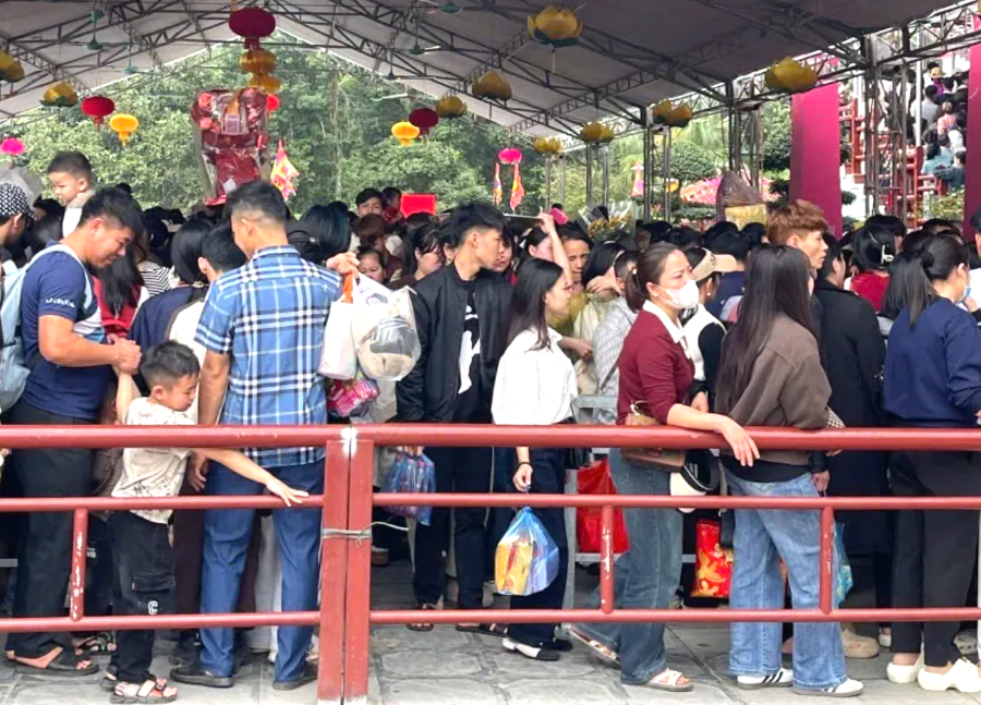 Khu vực nhà ga cáp treo Tây Thiên rất đông người tập trung chờ đợi đến lượt di chuyển (Ảnh: Lương Giang). b.png