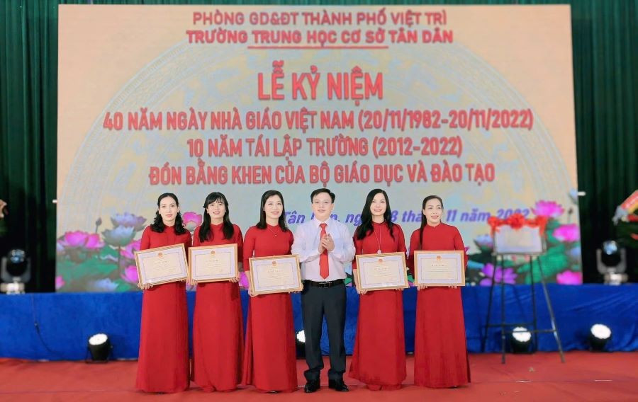 Cô Vĩnh Hà (thứ 2 từ phải sang) cùng các Trung Tâm Đăng Nhập MM88 Chính Thức Mới trường THCS Tân Dân vinh dự nhận Bằng khen của Bộ GD&ĐT. z7492314803152-a5456888a9d5e2ee0f2d940a4e782e0c.jpg