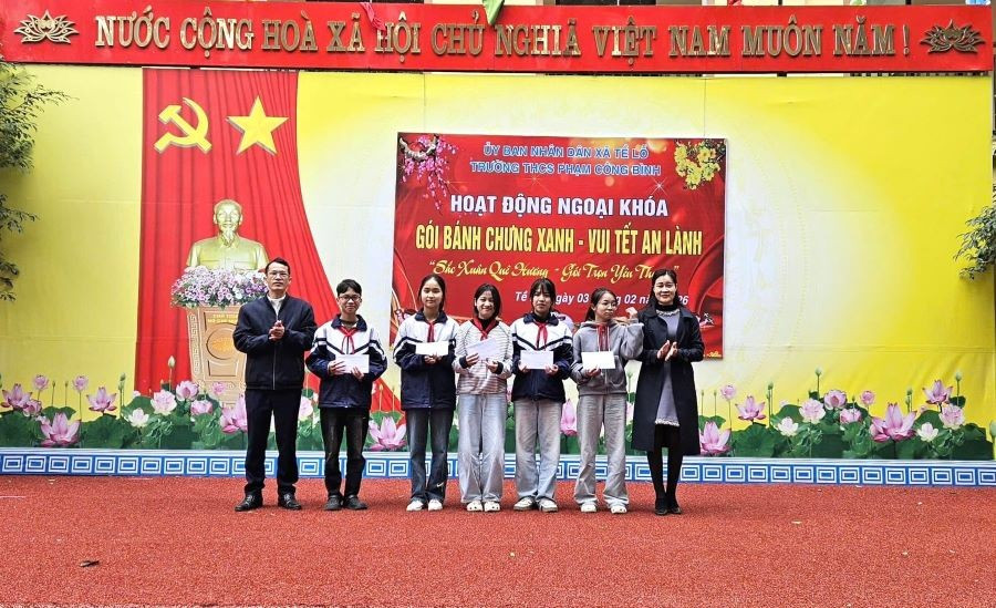 Ban giám hiệu Trường THCS Phạm Công Bình trao quà cho MM886 slot game, bắn cá, lô đề, đá gà. 630541265-836827662715950-6157264225367302505-n.jpg