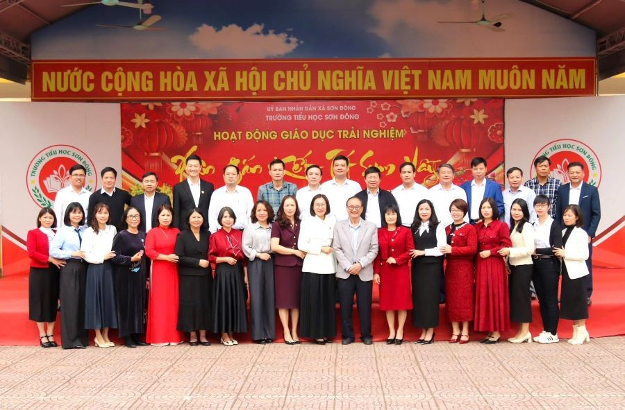 Các đại biểu dự hội nghị tại trường Tiểu học Sơn Đông. 3.jpg