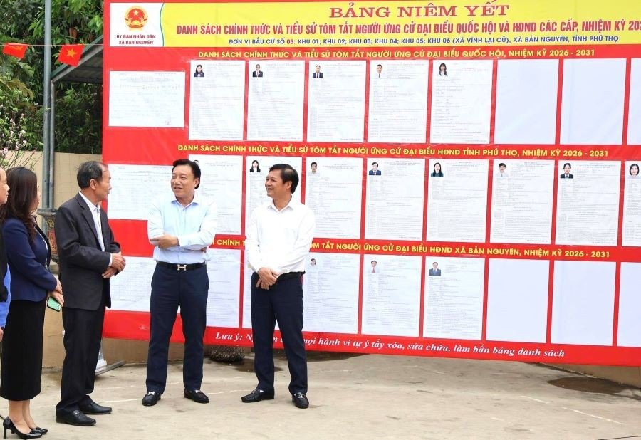 Ông Nguyễn Huy Ngọc, Phó Chủ tịch UBND tỉnh Phú Thọ (thứ 2 từ phải sang) kiểm tra công tác chuẩn bị MM888 bảo mật an toàn tại xã Bản Nguyên.