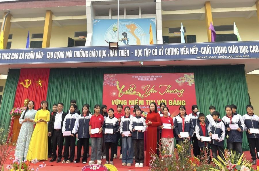 Ban giám hiệu Trường THCS Cao Xá và Hội phụ huynh, trao quà tết cho MM886 slot game, bắn cá, lô đề, đá gà. c2-cao-xa.jpg