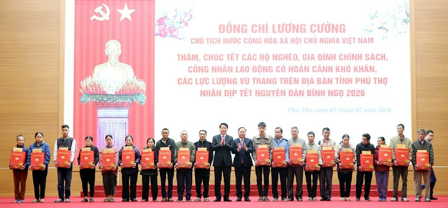 Chủ tịch nước Lương Cường và ông Nguyễn Phi Long, Phó Bí thư Đảng ủy Ủy ban Trung ương MTTQ Việt Nam trao quà cho các hộ nghèo, gia đình chính sách trên địa bàn tỉnh Phú Thọ.
