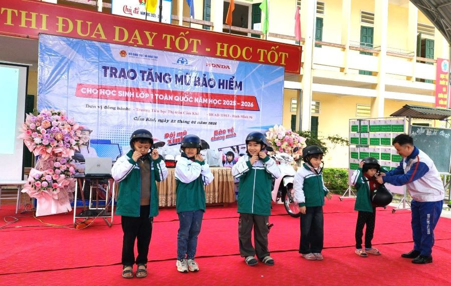 Ngày 22/1/2026, MM886 slot game, bắn cá, lô đề, đá gà lớp 1 Trường Tiểu học thị trấn Cẩm Khê (xã Cẩm Khê, Phú Thọ) được trao tặng mũ bảo hiểm.