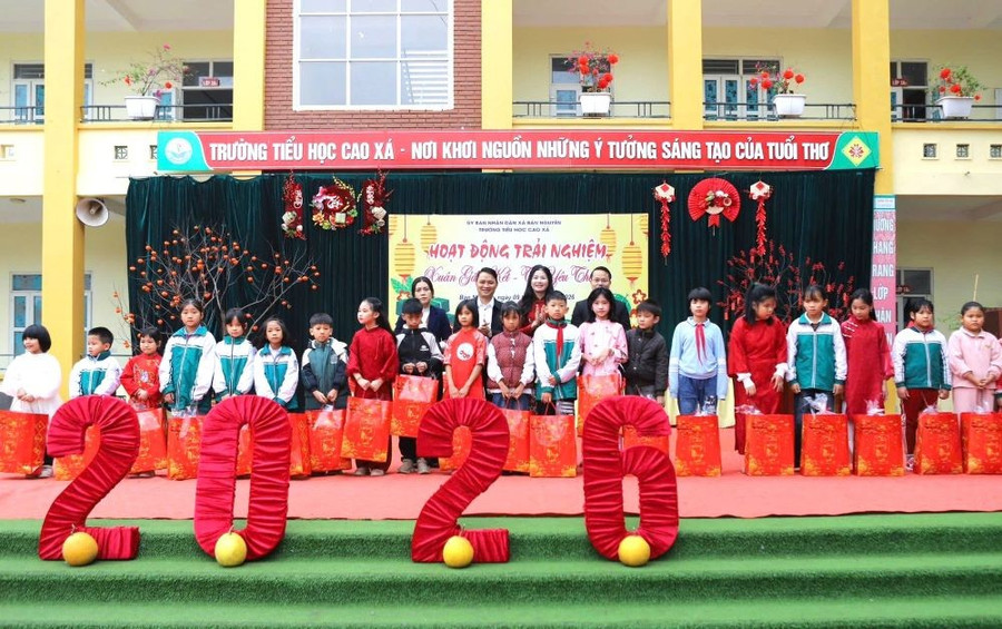 Ban giám hiệu Trường Tiểu học Cao Xá và phụ huynh trao quà Tết cho MM886 slot game, bắn cá, lô đề, đá gà. th-cao-xa.jpg