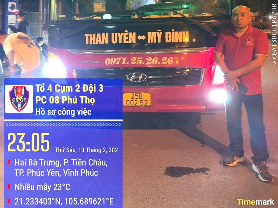 Tổ công tác kiểm tra xe khách biển số 25B-002.92 vi phạm lỗi chở quá số người quy định (ảnh: 88MM88 kèo WC hôm nay tỉnh Phú Thọ).