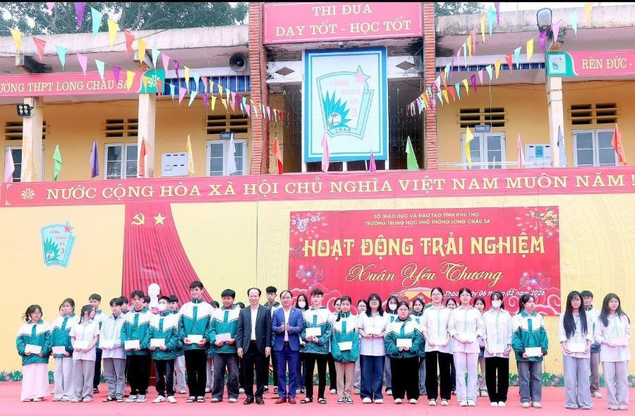 Đại diện Cựu MM886 slot game, bắn cá, lô đề, đá gà Trường THPT Long Châu Sa trao quà tết cho các em MM886 slot game, bắn cá, lô đề, đá gà. lcs.jpg