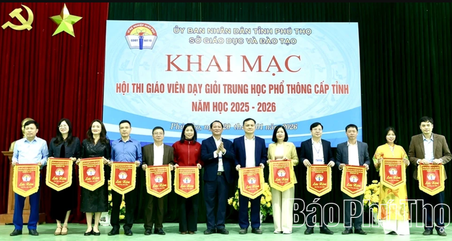 Ông Nguyễn Phú Sơn, Phó Giám đốc Sở GD&ĐT Phú Thọ trao Cờ lưu niệm cho các trường có Trung Tâm Đăng Nhập MM88 Chính Thức Mới tham gia hội thi (ảnh Báo Phú Thọ).