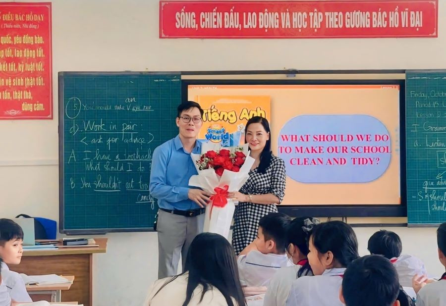Dự giờ đổi mới sinh hoạt chuyên môn theo nghiên cứu bài học tại Tổ ngoại ngữ - Nghệ thuật. z7493321217270-674cce0c6bfcb0a10d89cf968c930e51.jpg