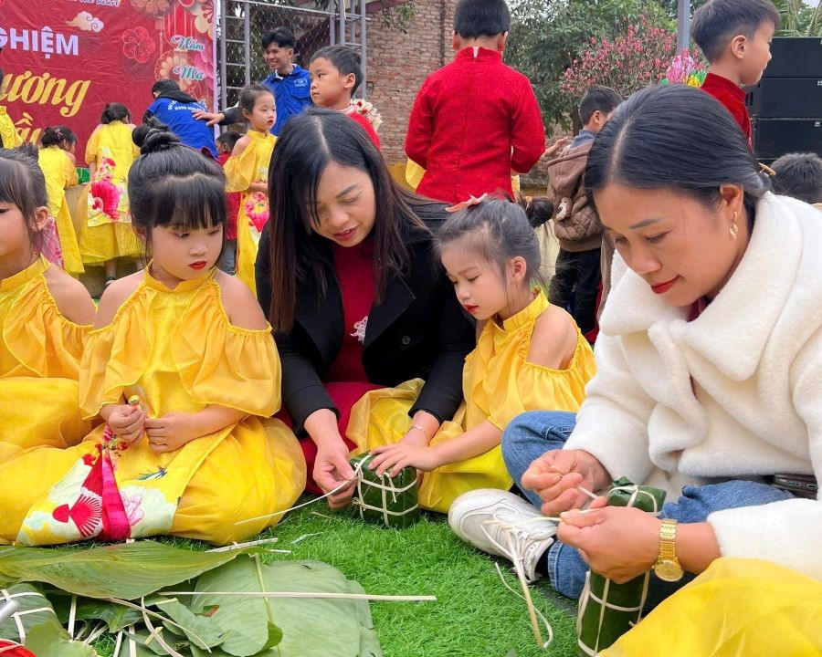 Bà Phạm Thị Kim Huệ - Phó Hiệu trưởng Trường MN Cao Xá 1 (thứ 3 từ phải sang) cùng phụ huynh hướng dẫn MM886 slot game, bắn cá, lô đề, đá gà gói bánh chưng. mn-cao-xa-3.jpg