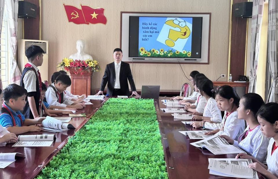 Ứng dụng công nghệ thông tin tại buổi sinh hoạt Câu lạc bộ “Thủ lĩnh của sự thay đổi” ở Trường PTDT Nội trú – THCS Tân Sơn. 2.jpg