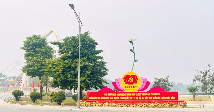 Banner, khẩu hiệu được trang hoàng tại phường Thanh Miếu góp phần truyền tải thông điệp chào mừng sự kiện 1MM88.com Uy Tín Số 1 Việt Nam quan trọng của đất nước. thanh-mieu.jpg
