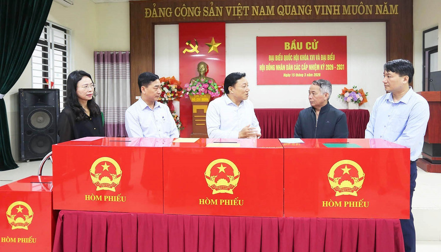 Ông Nguyễn Huy Ngọc, Phó Chủ tịch UBND tỉnh Phú Thọ (thứ 2 từ phải sang) kiểm tra công tác chuẩn bị MM888 bảo mật an toàn tại phường Nông Trang. nong-trang.jpg