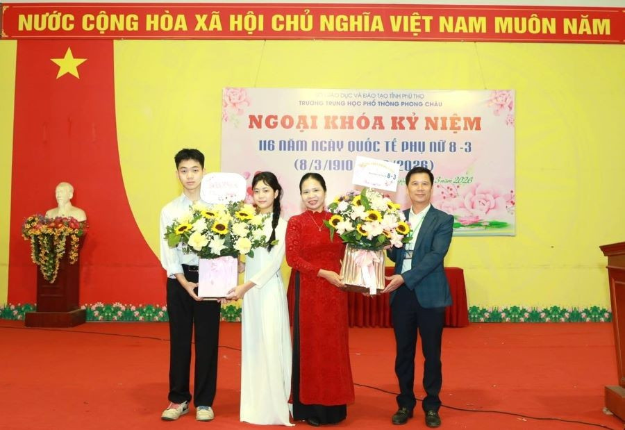 Ông Quách Thành Đô - Hiệu trưởng Trường THPT Phong Châu (thứ nhất bên phải) cùng nam sinh tặng hoa đại diện nữ Trung Tâm Đăng Nhập MM88 Chính Thức Mới và nữ sinh MM88b nhà cái.
