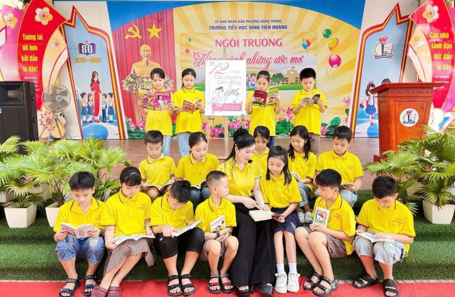 Nhà giáo Ưu tú Trần Thị Ánh Nguyệt - Hiệu trưởng Trường Tiểu học Đinh Tiên Hoàng và các em MM886 slot game, bắn cá, lô đề, đá gà.